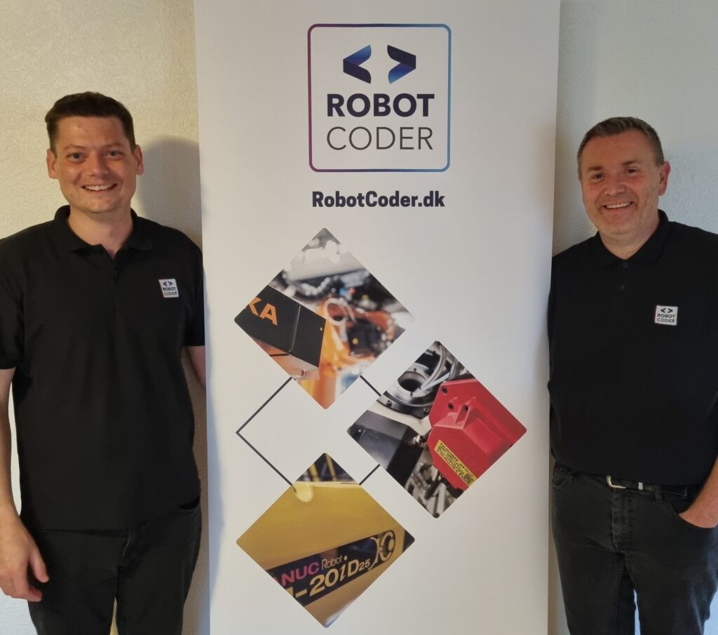 René Klaris og Claus Juel Nielsen foran RobotCoder-banner i forbindelse med udvidelse af teamet